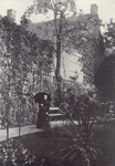 122213 Afbeelding van Catharina Maria Henriette van Ewijck (1828-1909) wandelend in de tuin van het huis Herenstraat 25 ...